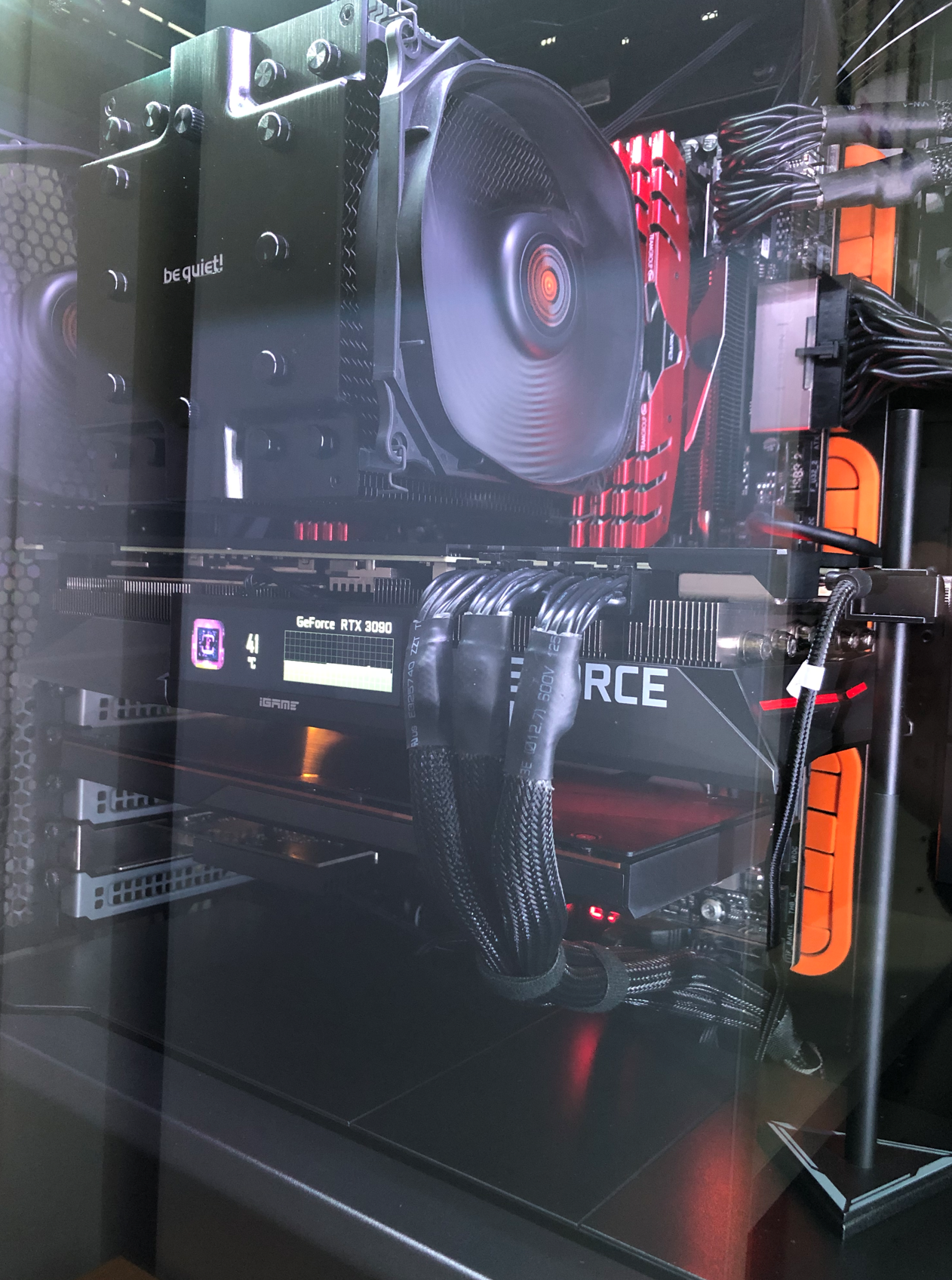 图 1. RTX3090 七彩虹火神 Vulcan OC，机箱是糟糕的 bequiet Dark Base Pro 900.